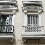 Balaustradas de hierro forjado y de piedra natural en balcones de dificio