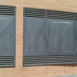 Puertas de chapa de acero, en armarios de instalaciones, pintadas al oxirón.
