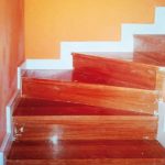 Detalle de escalera con peldaños de madera compensados.