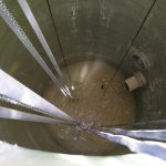 Detalle interior de pozo de bombeo de aguas residuales.